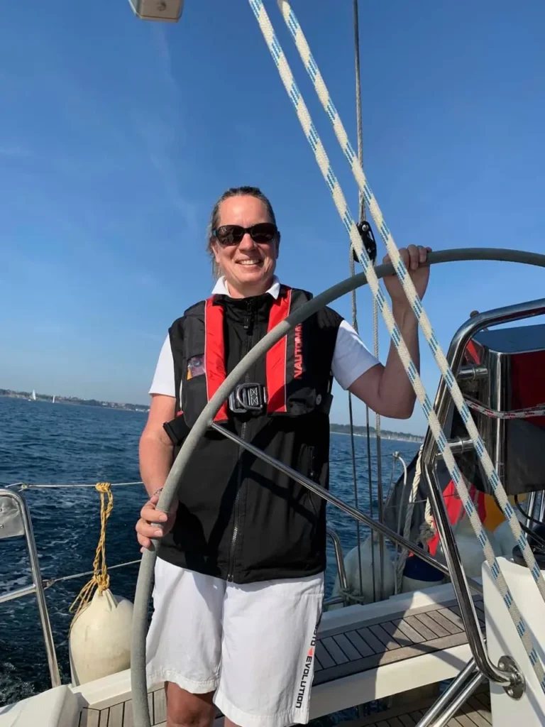 Verena Mamsch auf einem Segelboot